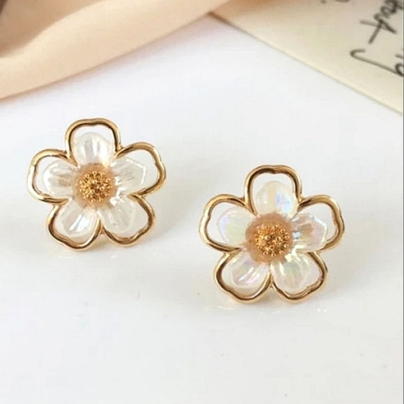 💖 2/$30 White & gold stud Daisy flower iridescent small boho statement earrings - Picture 1 of 12